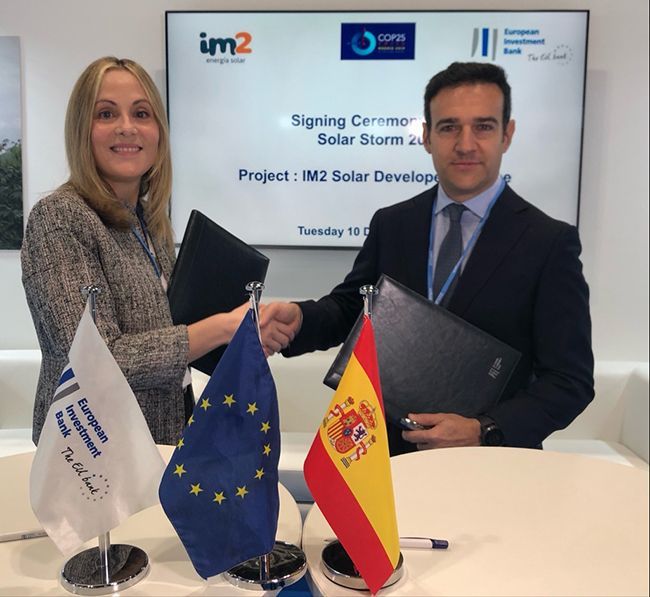 Emma Navarro y Enrique Selva durante la firma del acuerdo en la COP25.