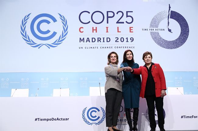 La ministra de Medio Ambiente de Chile, Carolina Schmidt, acompañada de la Secretaria Ejecutiva de la CMNUCC, Patricia Espinosa, junto a la Ministra de Transición Ecológica de España, Teresa Ribera.