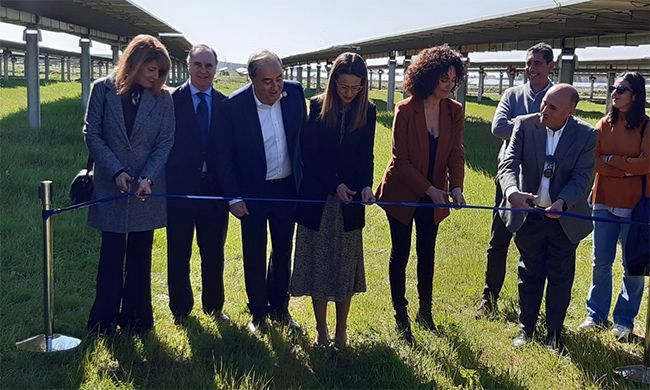 Autoridades andaluzas y representantes de Alter Enersun durante la ceremonia de inauguración de Huelva 2020.