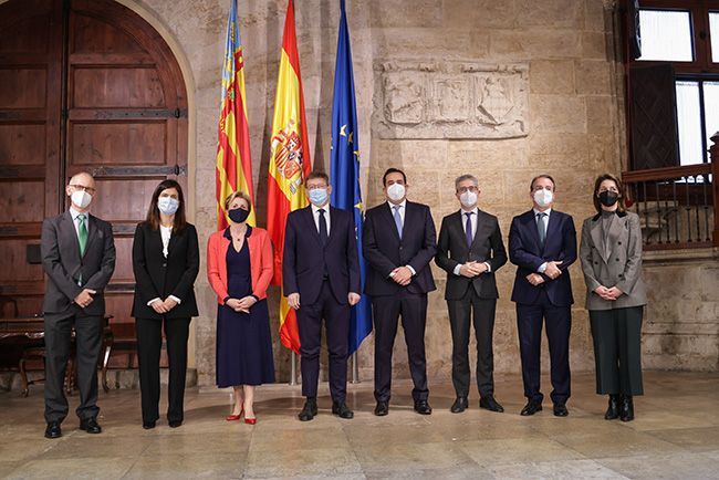 Foto de familia tras la firma del acuerdo entre bp y la Generalitat Valenciana.