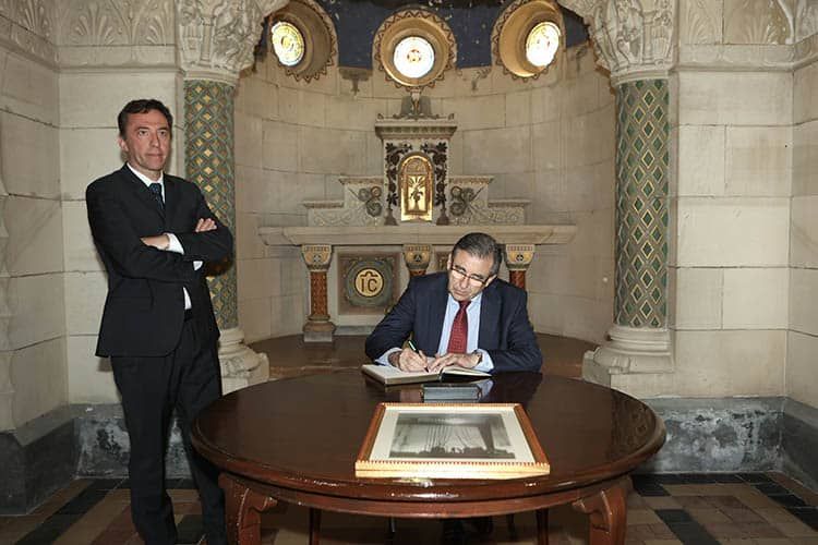 Bautista Rodríguez, CEO de Ocean Winds, firmando en el libro de honor junto a Ricardo Domínguez, presidente de Navantia.